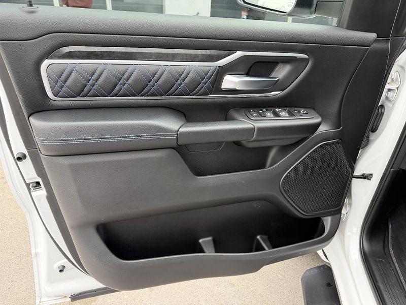 Dodge RAM (2022) +HEMI+OFFROAD PAKET+WHITE+ - fotka 14 z 21