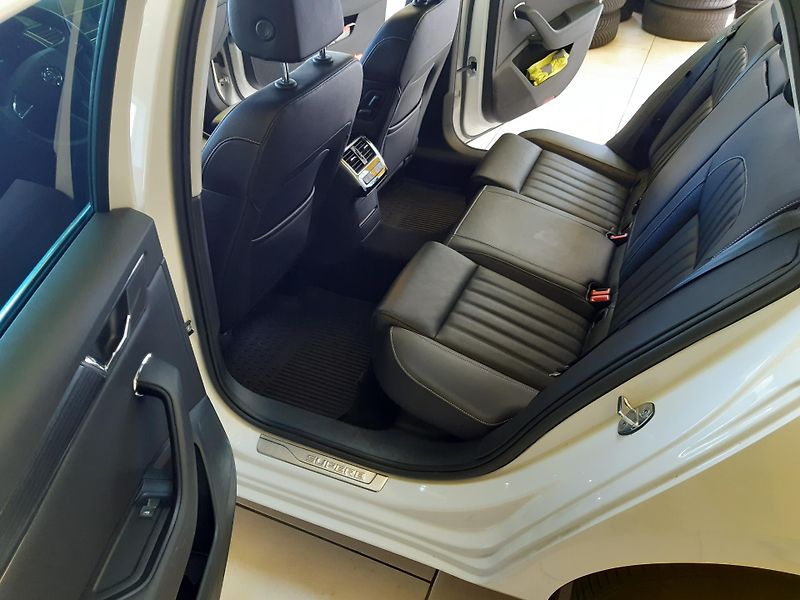 Škoda Superb 2.0 TDI Combi STYLE +  - fotka 23 z 31