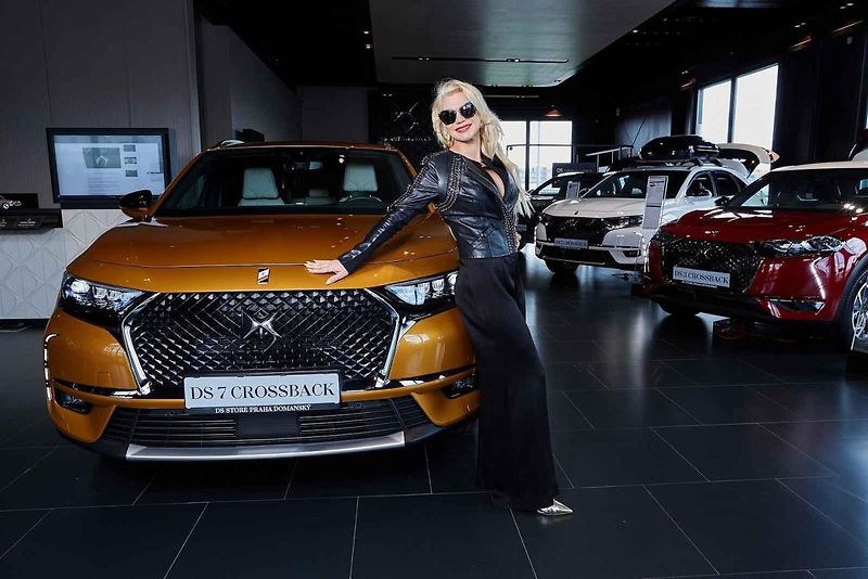 Natali Ruden ve svém inspirativním voze DS7 Crossback
