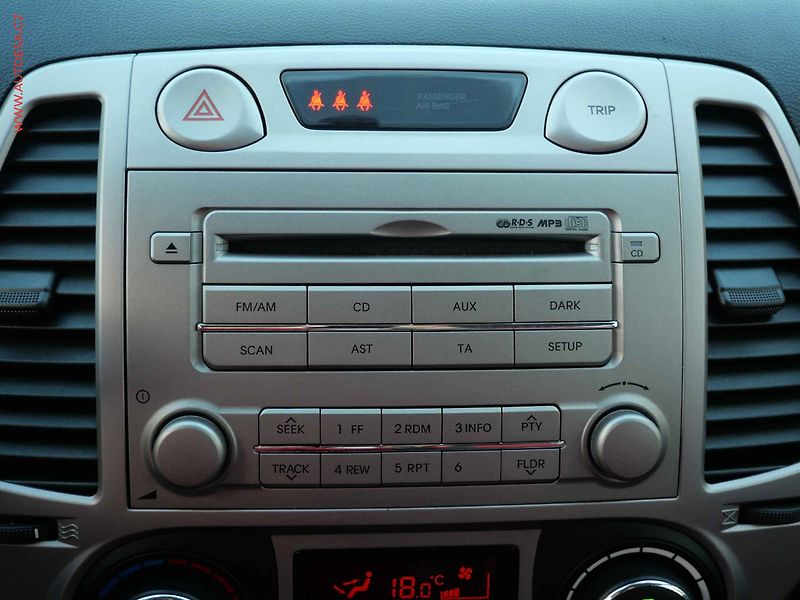 Hyundai i20 (2010) 1.6 i, 2.maj,ČR, STK9/28 - fotka 15 z 17