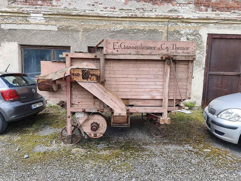 Žlutý Zetor 25 ve Skalné. V roce 1946 ho nastříkali barvou po Afrikakorpsu