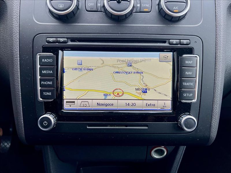 Volkswagen Touran 1,6 TDi  NAVI / kamera / ALU - fotka 34 z 44