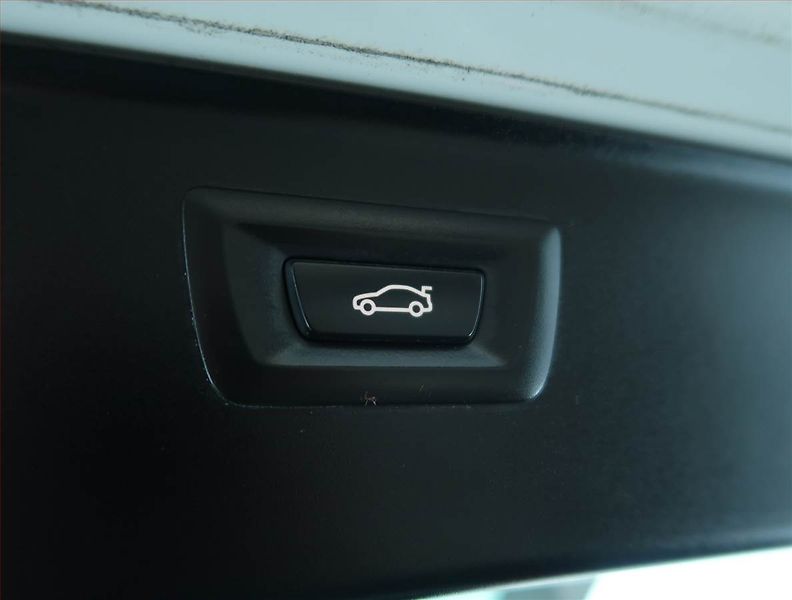 BMW Řada 5 (2015) 518d, Serv.kniha, Navi, Xenony - fotka 17 z 17