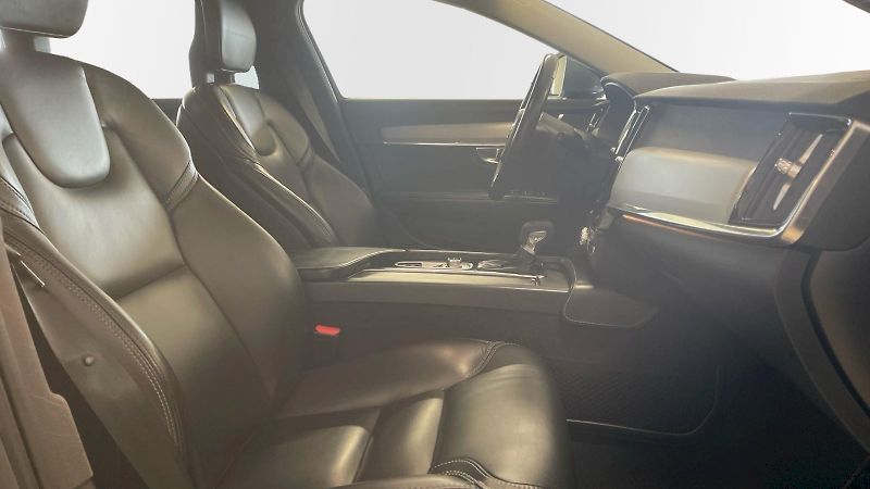 Volvo V90 (2018) Kombi Inscription 2.0 TDI 110k - fotka 13 z 38