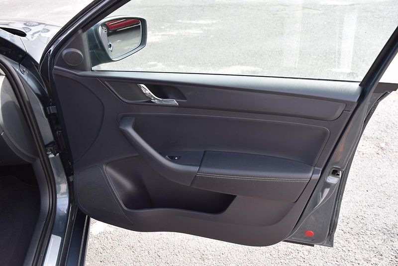 Škoda Rapid (2016) 1.2TSI 66kw AMBITION JOY XENON - fotka 34 z 49