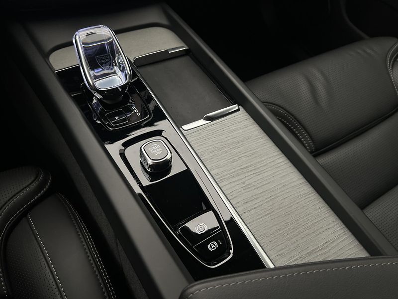 Volvo XC60 B5 AWD DARK PLUS AUT - fotka 26 z 45
