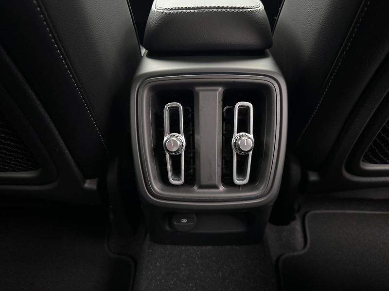 Volvo XC40 B4 AWD ULTIMATE CZ - fotka 28 z 49