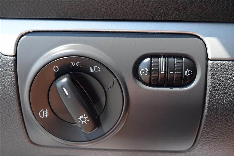 Volkswagen Golf 1,4 i 59KW NOVÁ STK ALU KLIMA - fotka 32 z 46