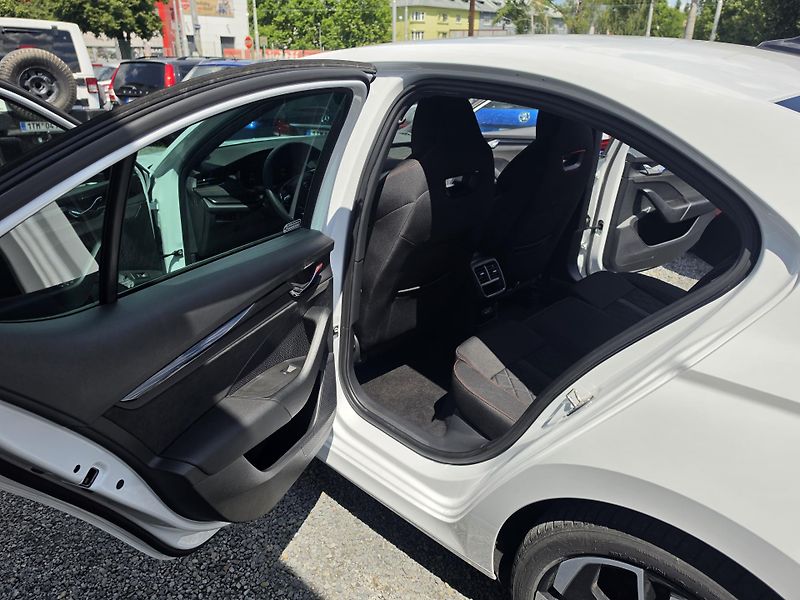 Škoda Octavia 2.0 TDI RS DSG 5100km - fotka 9 z 17