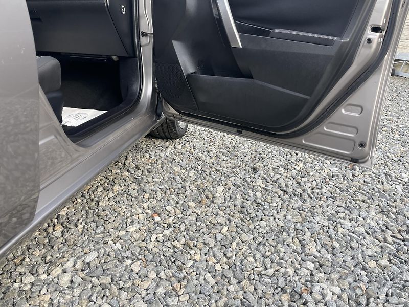 Toyota Auris 1.8i 16v HYBRID AUT NAVI CAM!! - fotka 125 z 166