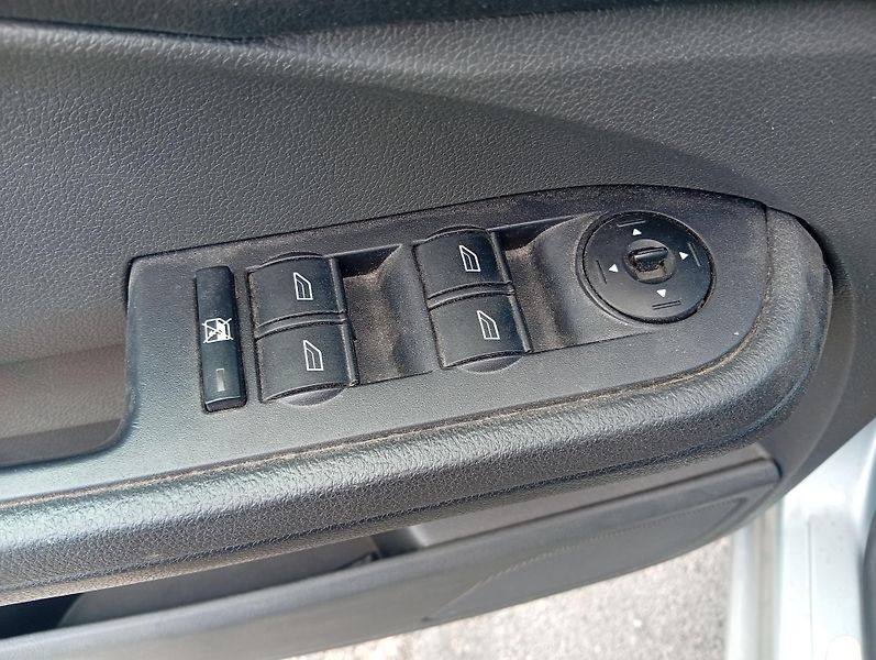 Ford C-MAX 1.6i Ghia, koupeno v ČR - fotka 10 z 23