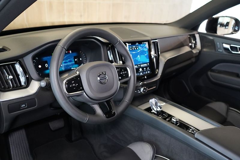 Volvo XC60 B5 Plus Black Edition, 360° - fotka 16 z 44