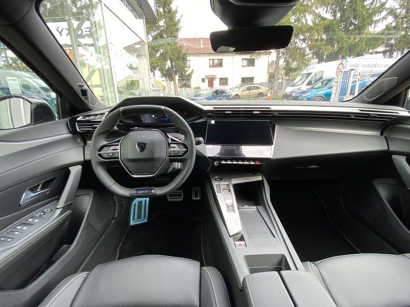 Peugeot 408 (2026) GT Plug-in HYBRID 240 e-DCS7 - fotka 12 z 23