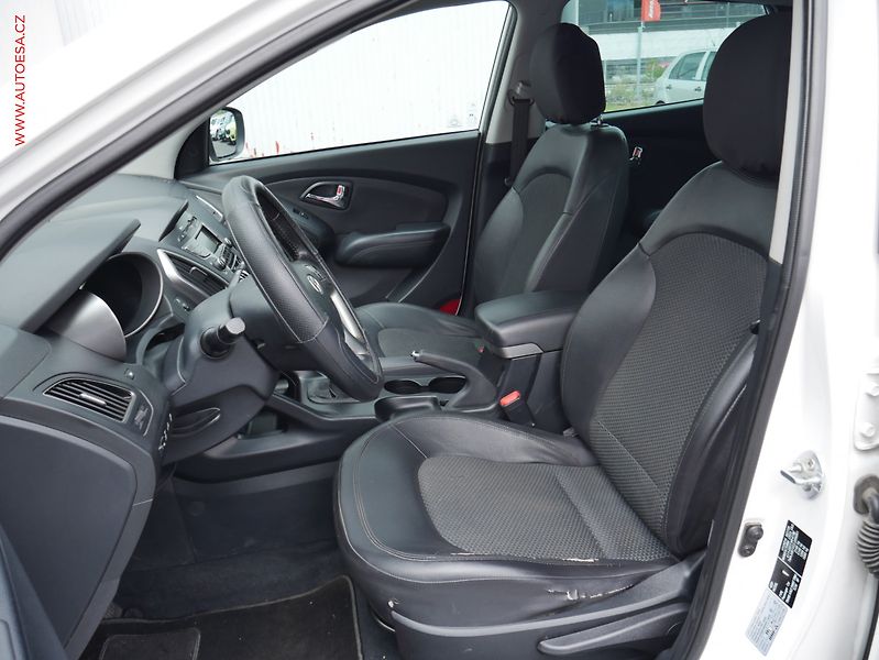 Hyundai ix35 (2012) 2.0 CRDi, ČR, AC, TZ, park - fotka 9 z 23