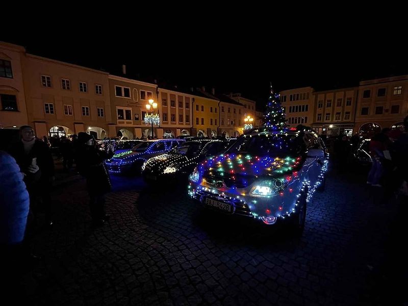 Start Vánoční jízdy na Velkém náměstí v Kroměříži, 17. prosince 2023.