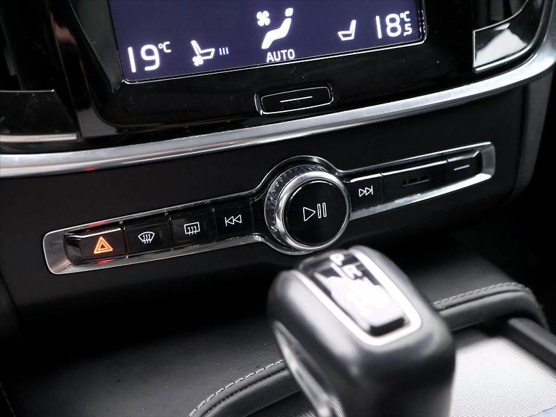 Volvo V90 2,0 D3 Drive-E Momentum Auto - fotka 27 z 38