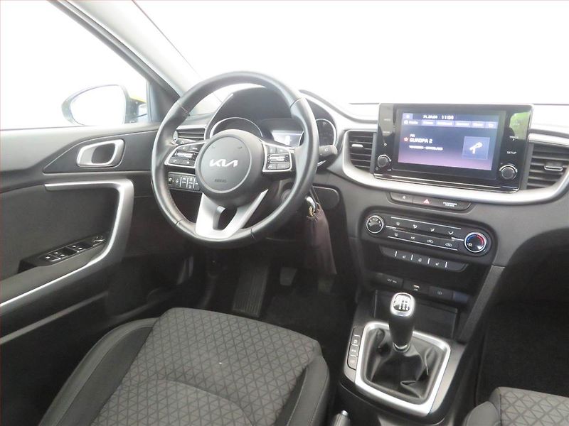 Kia Ceed (2022) Silver 1.5 T-GDI MHEV - fotka 7 z 16