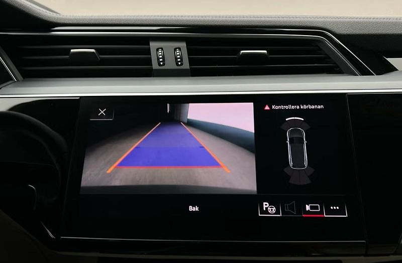 Audi Q8 e-tron 55 Quattro Kam. Bílý interiér - fotka 26 z 27