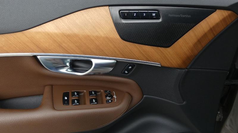 Volvo XC90 B6 AWD Momentum Pro Auto - fotka 9 z 27
