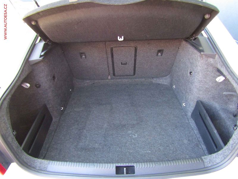Škoda Octavia (2015) 1.6 TDi, ČR, AC, TZ, park - fotka 7 z 21
