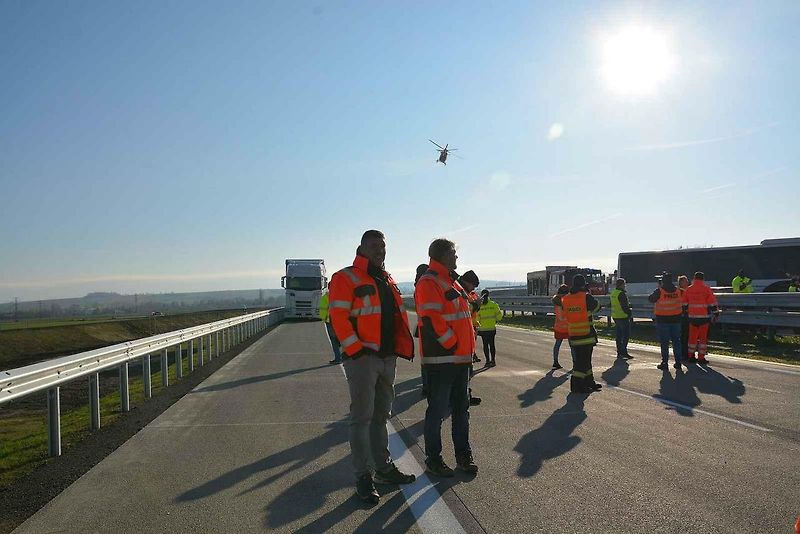 Cvičení, které mělo prověřit všechny složky Integrovaného záchranného systému při hromadné nehodě, se konalo ve středu dopoledne na nově postavené D1 u Přerova.