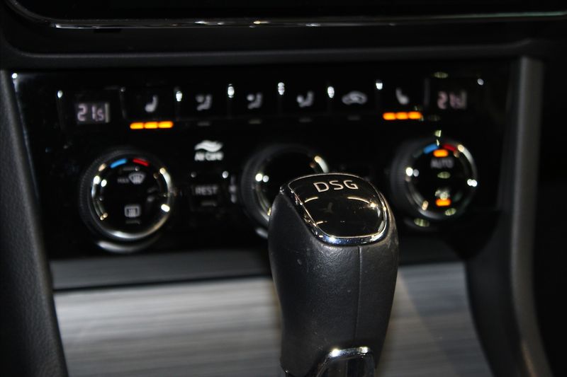Škoda Superb TDi DSG Combi LED/DPH - fotka 11 z 27