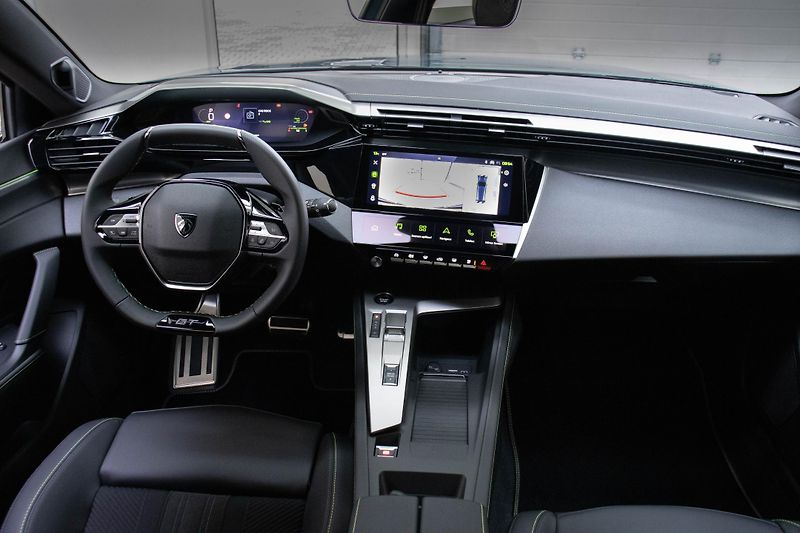 Peugeot 308 SW GT Hybrid 145 e-DCS6 - fotka 10 z 17