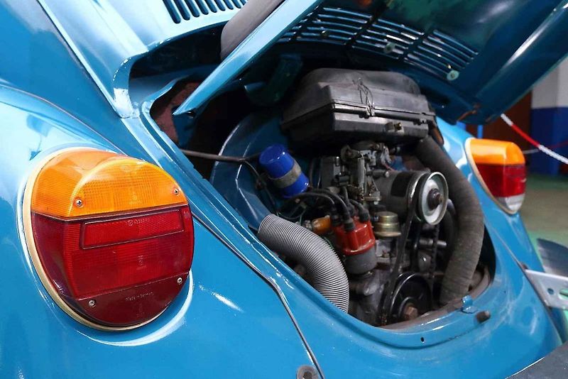 01 - Automobilový nadšenec a sběratel Jaromír Kostlivý otevřel ve Stodu u Plzně nové muzeum veteránů věnované vozům značek Volkswagen Brouk a Porsche. Návštěvníci uvidí naleštěné brouky i auta v procesu renovace, expozice čítá na 40 vozů.