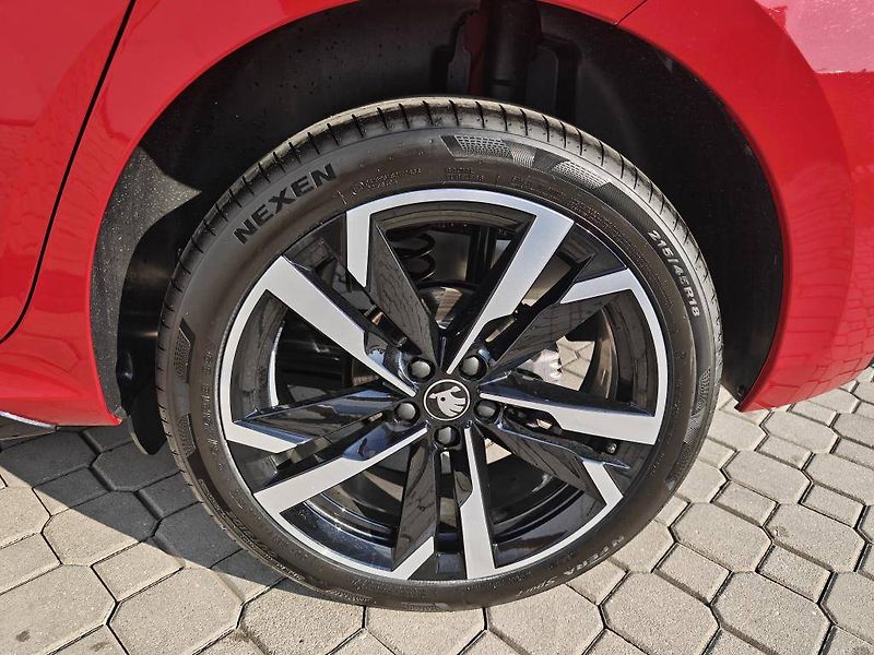 Škoda Kamiq Monte Carlo 7DSG  1,5TSI - fotka 20 z 22
