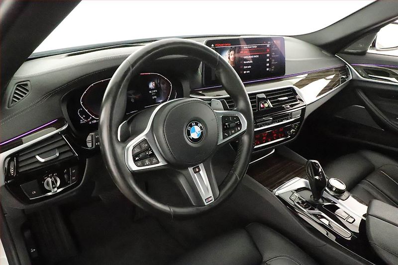 BMW Řada 5 (2020) 520d xDrive - fotka 23 z 31
