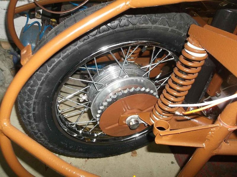 Velorex 16/250 v tmavé čokoládově hnědé barvě.