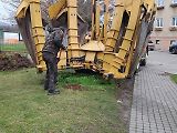 Speciální stroj zvaný Big John přijel do Strakonic přesazovat stromy z Prahy. V České republice patří k unikátům.