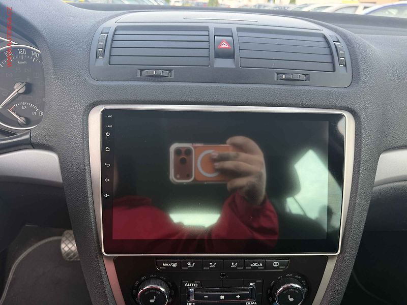 Škoda Octavia (2012) 2.0 TDi, AT, xenon, autoAC - fotka 13 z 17