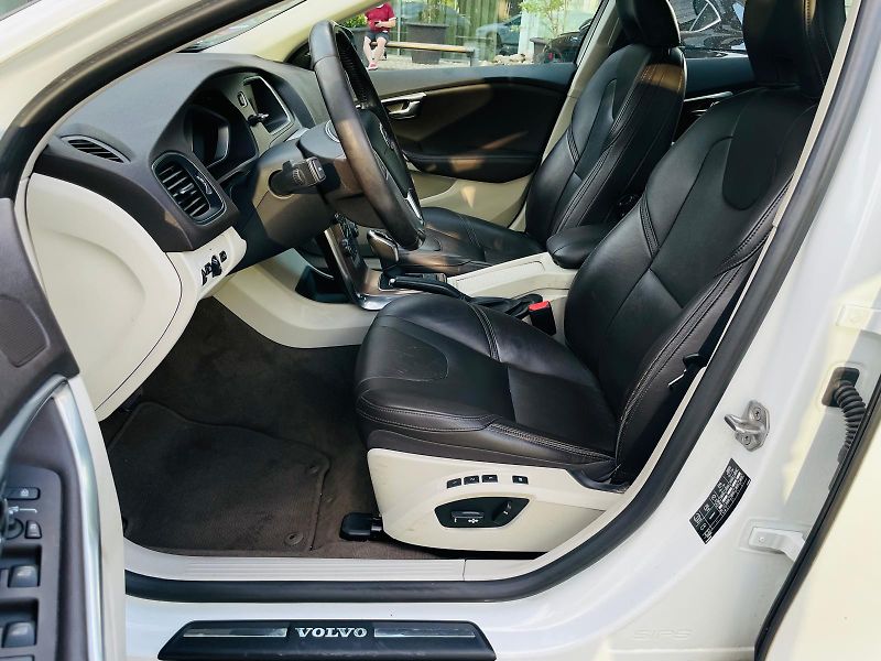 Volvo V40 2.0i AUT 1MAJITEL CROSS COUNTR - fotka 27 z 49