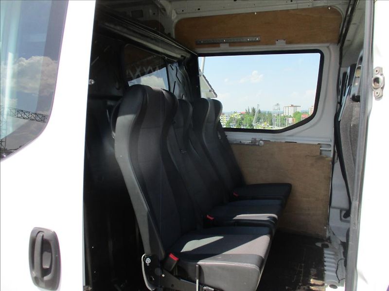Iveco Daily 2,3 D 35C13, 6míst,klima,DPH, - fotka 11 z 30