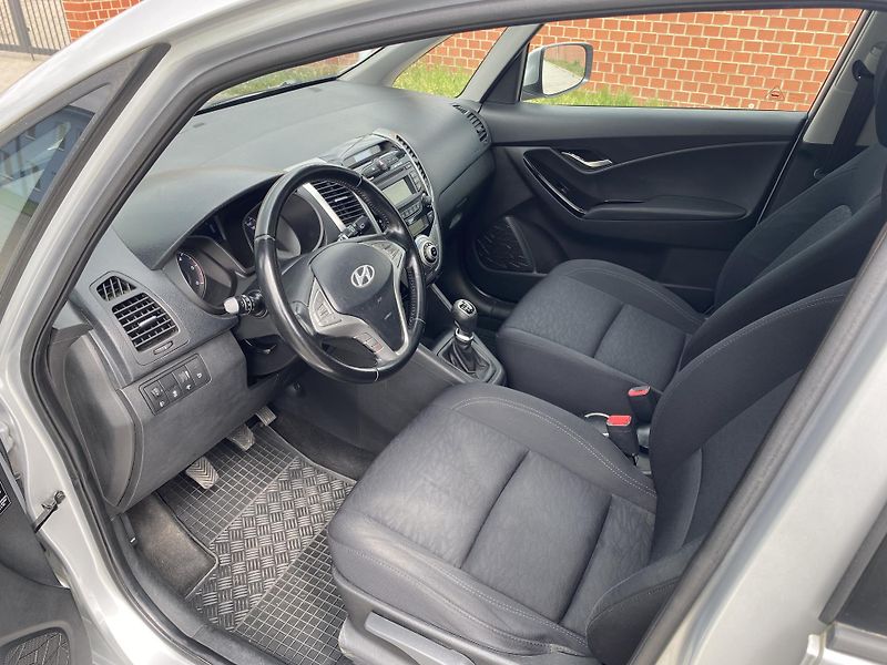 Hyundai ix20 1.6 CRDi, PREMIUM, PANORAMA!! - fotka 19 z 44
