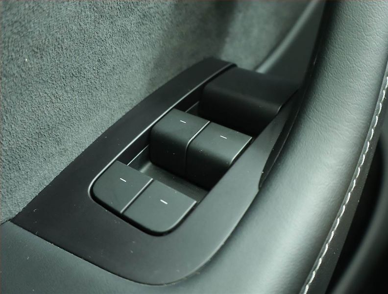 Tesla Model Y (2023) Long Range AWD 79kWh, SoH 92% - fotka 17 z 22