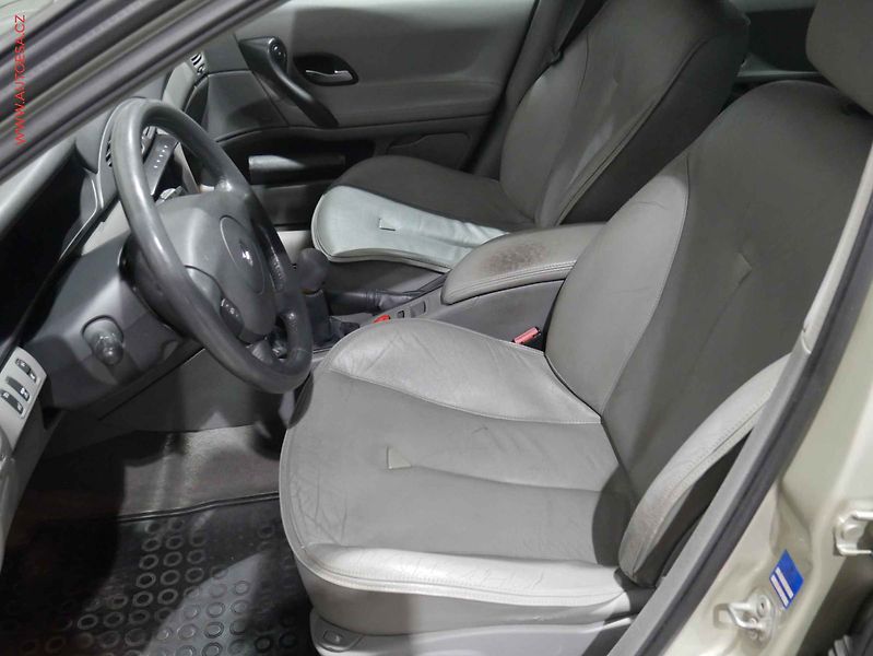 Renault Laguna (2001) 1.8 16V, Xenon, kůže - fotka 9 z 19