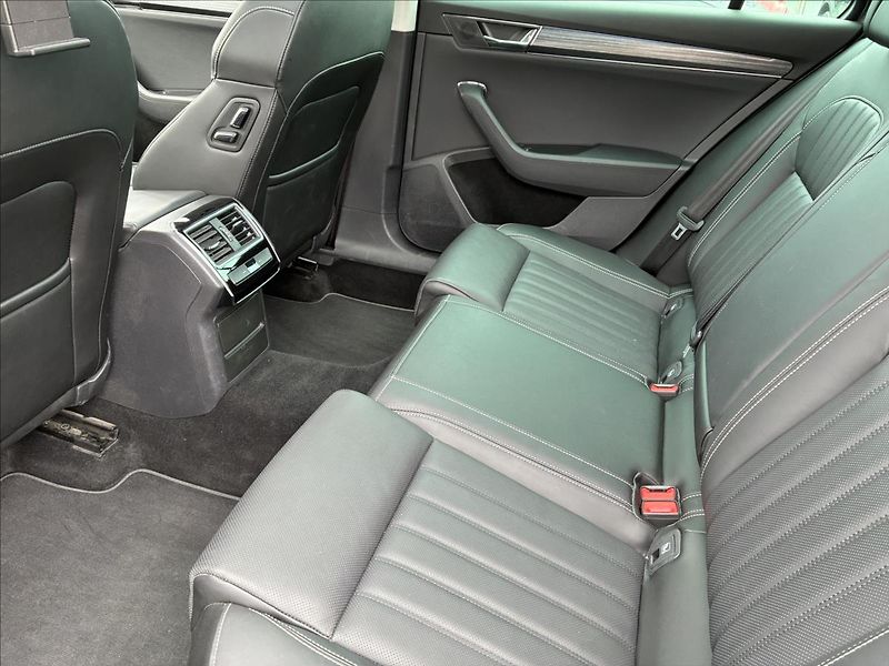 Škoda Superb 2,0 STYLE,PANORAMA,TAŽNÉ,LED - fotka 12 z 36
