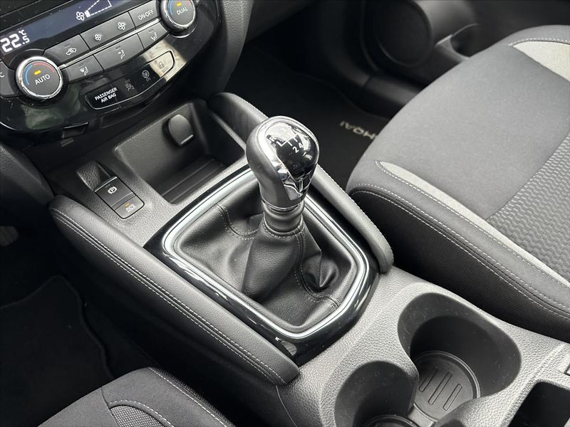 Nissan Qashqai 1,3 DIG-T Acenta VÝHŘEV KAMERA - fotka 21 z 37