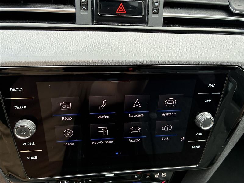 Volkswagen Passat 2,0 TAŽNÉ,IQ LIGHT,KAMERA - fotka 22 z 32