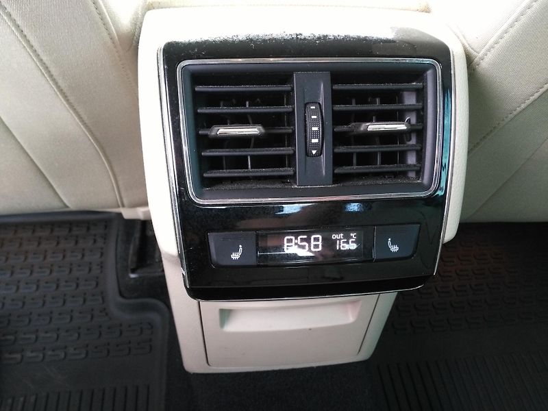 Škoda Superb 2,0 TDI /110 kW/ - fotka 7 z 33