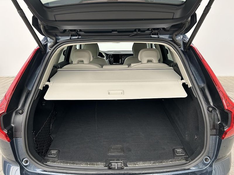 Volvo XC60 2.0 B4 4x4 PLUS  Black - fotka 25 z 28