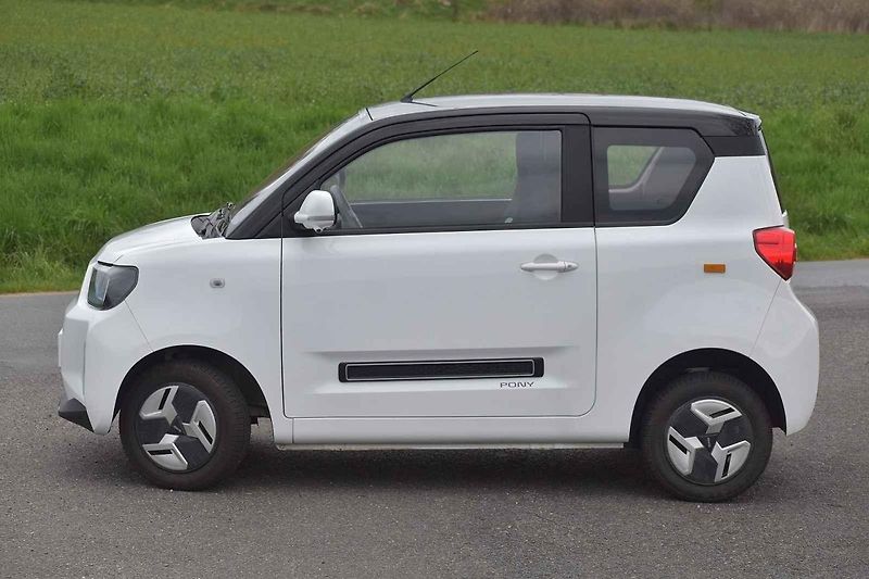 Na venkovských silnicích elektrický Pony stačí tempu okolního provozu
