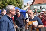Ze startu XIV. Slánského okruhu - průjezd Londou.