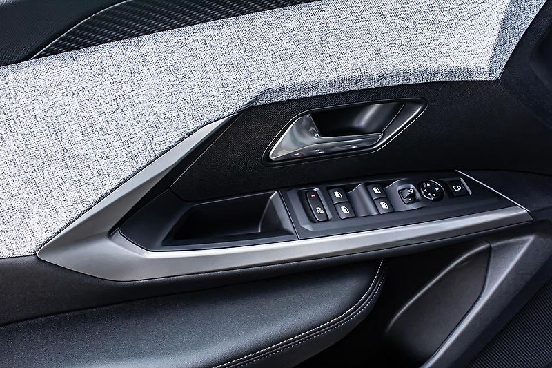 Peugeot 5008 (2026) 1,2 ALLURE Hybrid 145 e-DCS6 - fotka 9 z 18