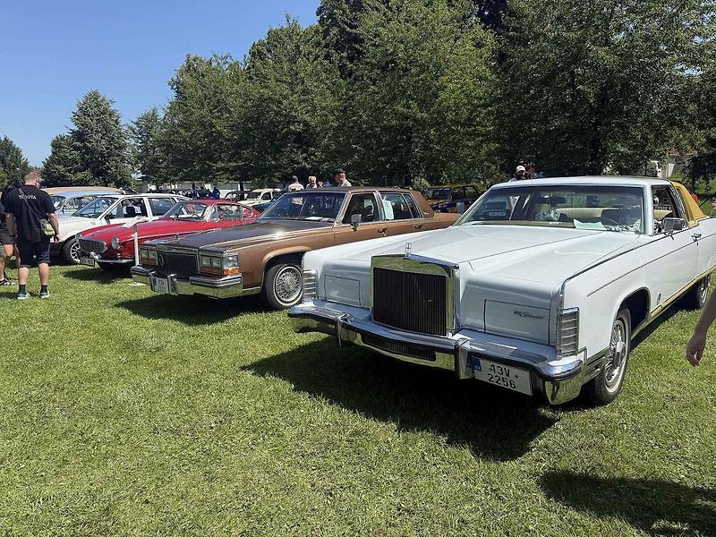 Návštěvníci akce mohli obdivovat kolem 140 historických automobilů, motorek i traktorů.