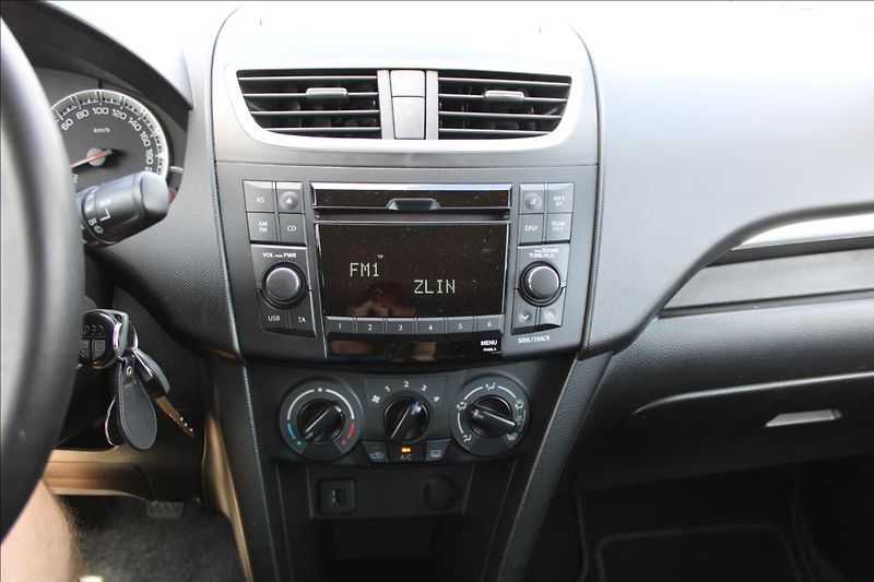 Suzuki Swift 1,2 i  4 x 4, SERVISKA - fotka 17 z 31