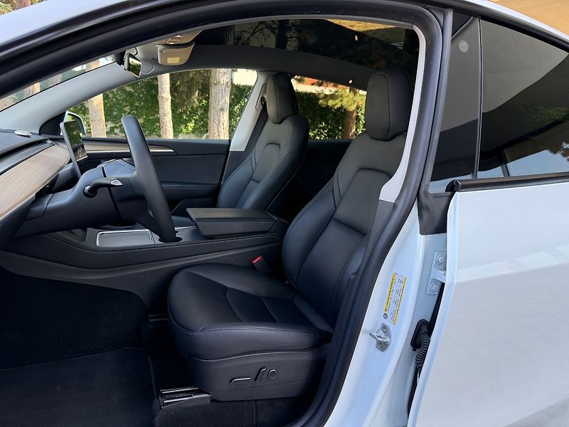 Tesla Model Y Standrart Range LFP Tažné - fotka 13 z 43
