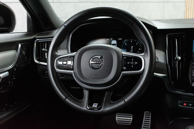 Volvo V90 D5 AWD R-DESIGN*HARMAN/KARDON* - fotka 20 z 42